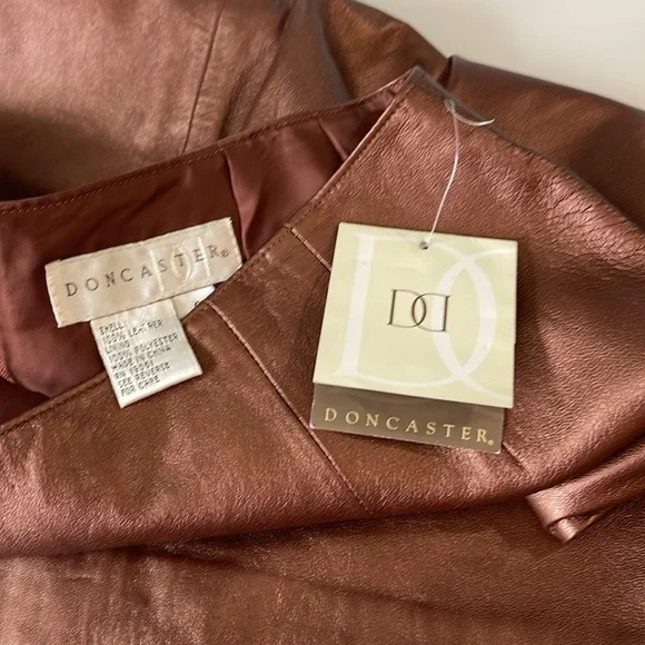 Doncaster supple leather pencil skirt wkick pleat– sz 6 – never worn – rose gold